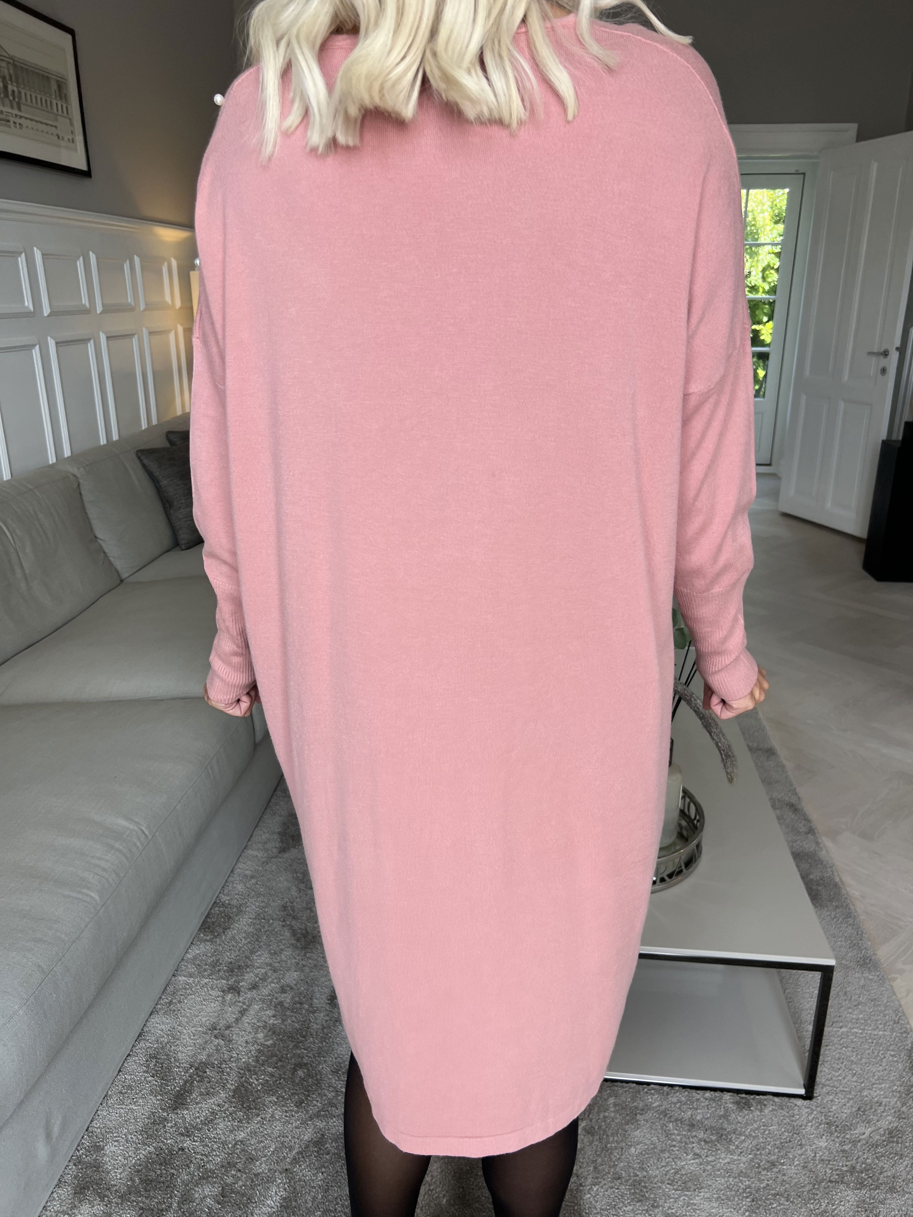 Stefania - Bekväm stickad klänning utsmyckad med pärlor